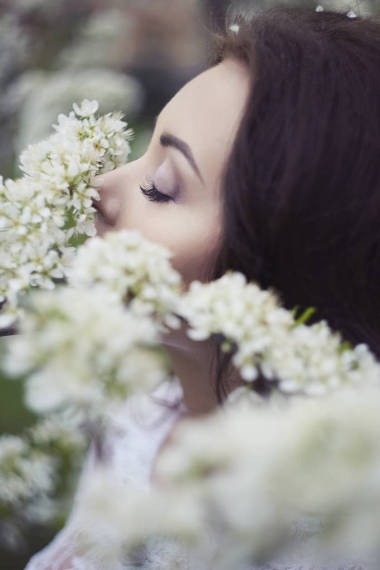 年輕婦女在蘋果樹花圖片