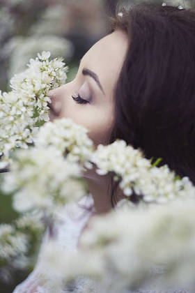 年轻妇女在苹果树花图片