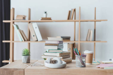 耳機(jī), 書和咖啡在桌在輕的內(nèi)部  