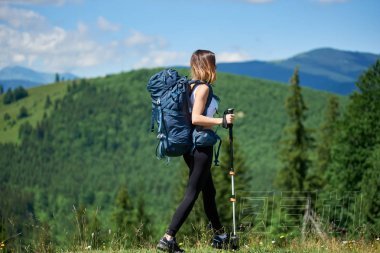 有吸引力的運(yùn)動(dòng)?jì)D女背包客