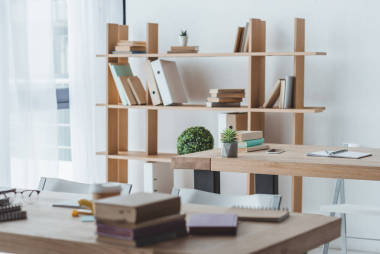 教室內(nèi)有書架和桌子上的書