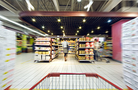 在超市购物图片