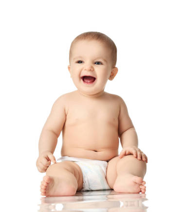 8月嬰幼兒嬰兒男孩的孩子坐在尿布思考快樂的笑孤立的白色