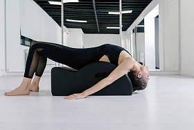 做普拉提运动的女人