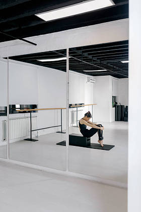 做改革者普拉提锻炼的妇女照片