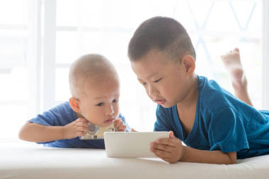 沉迷于智能手機(jī)的幼兒