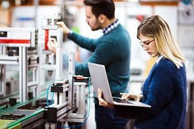 电子项目的年轻学生一起工作图片