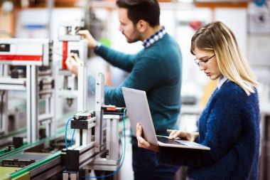 电子项目的年轻学生一起工作图片 电子项目的年轻学生一起工作图片