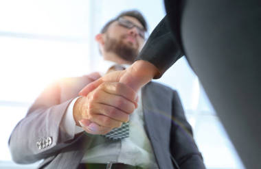 業(yè)務(wù)伙伴關(guān)系會議的概念。圖像商人 handsha