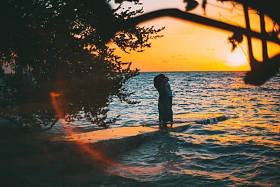 在傍晚的海上码头上新婚拥抱照片