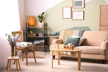 時(shí)尚的客廳內(nèi)飾和舒適的沙發(fā)和小桌子