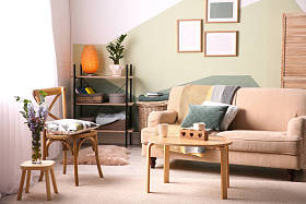 时尚的客厅内饰和舒适的沙发和小桌子