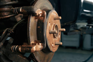 機(jī)械在它的車間替換閘盤照片