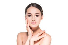 美丽的年轻女子与清晰的皮肤触摸她的脸上孤立的白色