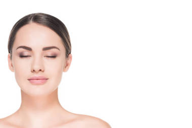有吸引力的年輕婦女與眼睛關(guān)閉隔絕白色