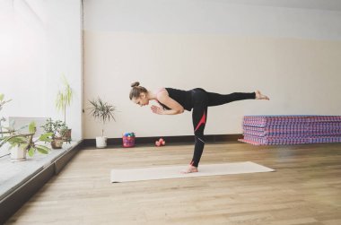 女人在墊子上做瑜伽練習(xí), 室內(nèi)