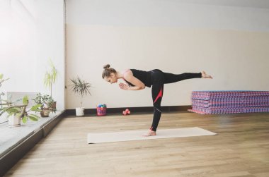 女人在垫子上做瑜伽练习, 室内