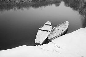 在雪河岸边的小船