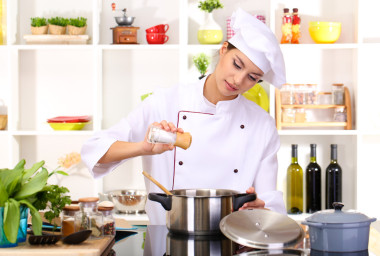 年轻女子在厨房做饭的厨师