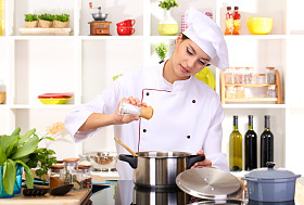 年轻女子在厨房做饭的厨师