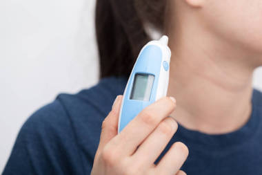 生病的婦女與溫度計(jì)圖片