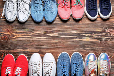 木制背景的女性時尚鞋