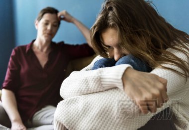母親和十幾歲的女兒有一個 arguument