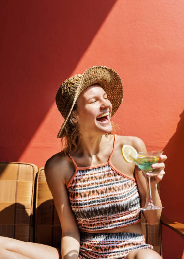 年輕女子在曬太陽(yáng)