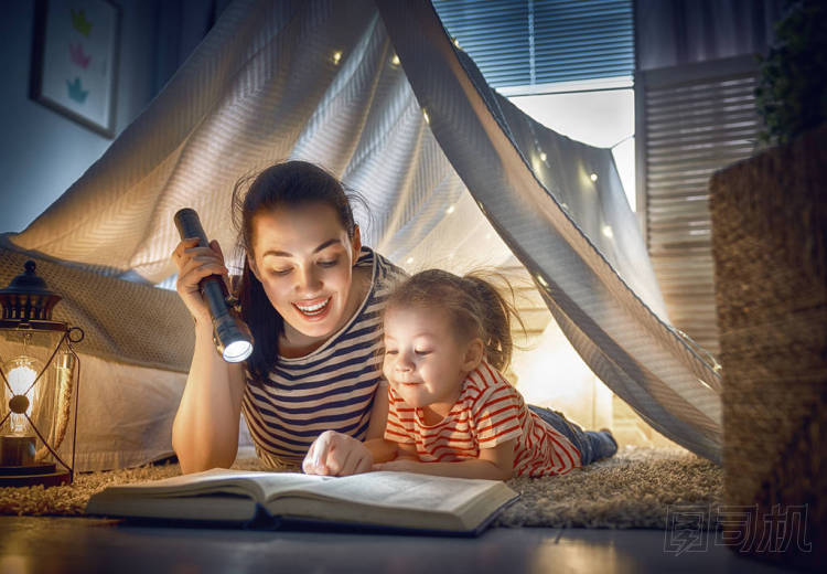 媽媽和孩子讀一本書