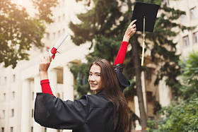 毕业那天快乐的年轻女子.图片