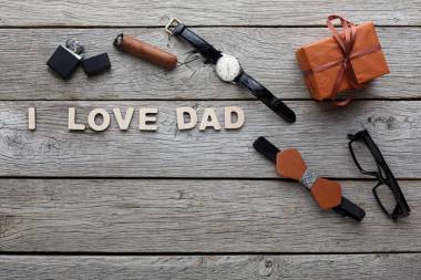 仿古木背景上快樂的父親節(jié)卡