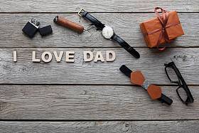 仿古木背景上快乐的父亲节卡