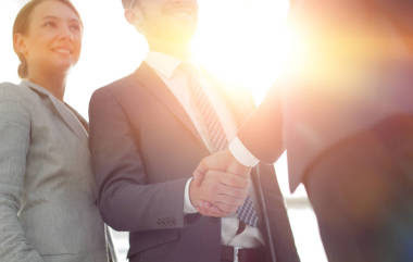 商業(yè)伙伴握手的形象.圖片