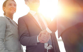 商业伙伴握手的形象.图片