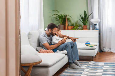 爸爸和孩子在家里圖片