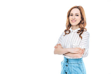 美麗的女人的肖像站在交叉的武器, 微笑著在白色的相機隔離