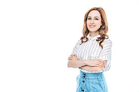美丽的女人的肖像站在交叉的武器, 微笑着在白色的相机隔离