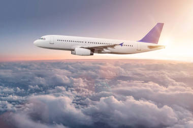 云層上面飛行的商業(yè)飛機(jī).圖片