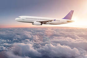 云层上面飞行的商业飞机.图片