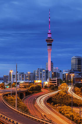 奥克兰机动车路照亮了