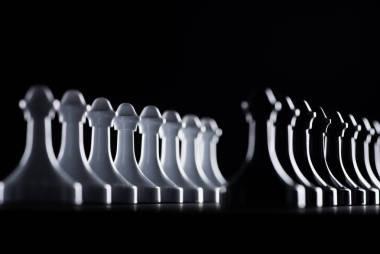 黑白棋棋子排在黑色, 商業(yè)概念