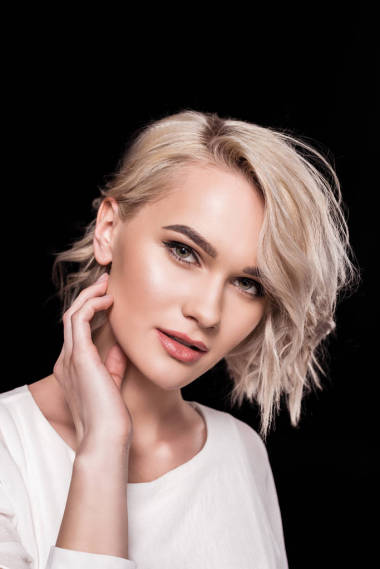 有吸引力的金发女人的肖像, 黑色的孤立