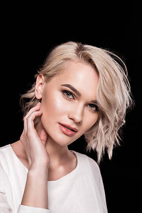 有吸引力的金发女人的肖像, 黑色的孤立