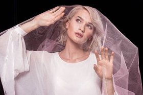 迷人的金发女孩, 在粉红色的面纱, 孤立的黑色