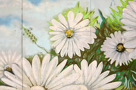 墙壁的背景纹理与涂鸦画。蓝色多云的天空和白色的花朵