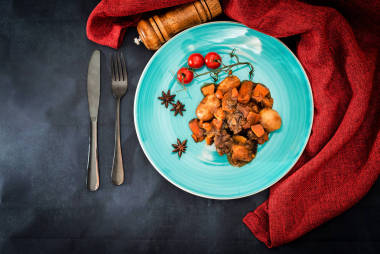 用土豆蒸煮牛肉肉- -傳統(tǒng)的法國菜式