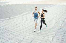 年轻女子和男子在城市复制空间运