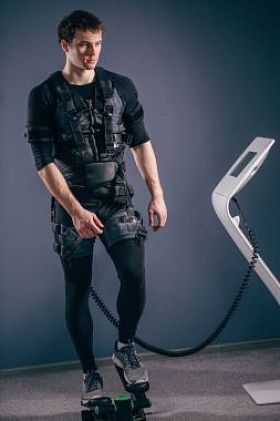 电动肌肉刺激步进术的男子训练