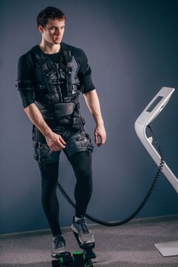 电动肌肉刺激步进术的男子训练