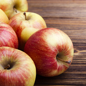 在木桌上的红苹果